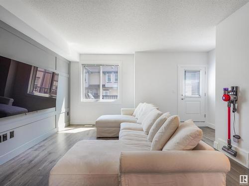 70 655 Watt Boulevard, Edmonton, AB - Indoor Photo Showing Living Room