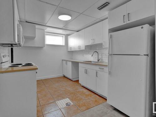 13703 137 Avenue, Edmonton, AB - Indoor Photo Showing Kitchen