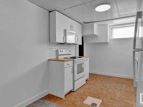 13703 137 Avenue, Edmonton, AB - Indoor Photo Showing Kitchen