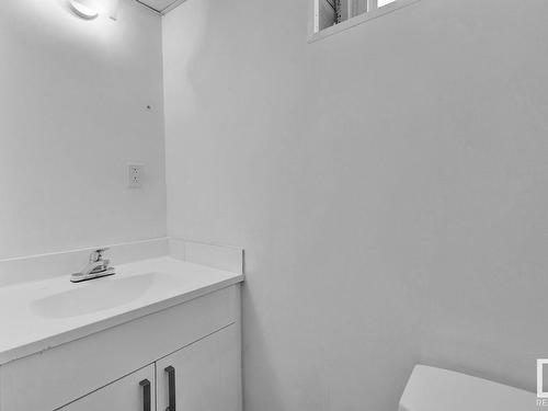 13703 137 Avenue, Edmonton, AB - Indoor Photo Showing Bathroom