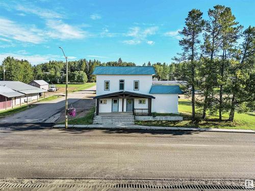 102 2 Av, Winfield, AB 