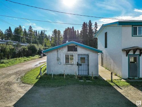 102 2 Avenue, Winfield, AB 