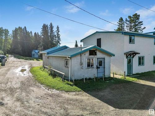 102 2 Avenue, Winfield, AB 