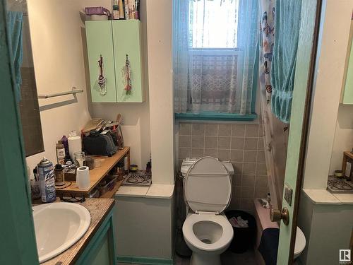 9818 81 Avenue, Edmonton, AB - Indoor Photo Showing Bathroom