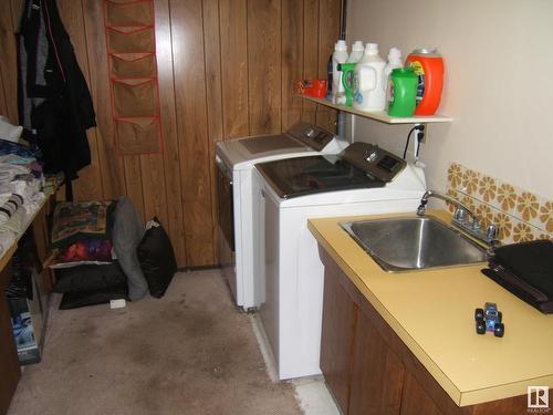 4405 52 Street, Vegreville, AB - Indoor Photo Showing Laundry Room