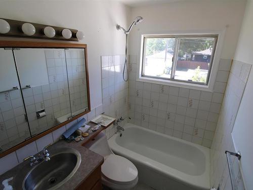 11920 69 Street, Edmonton, AB - Indoor Photo Showing Bathroom