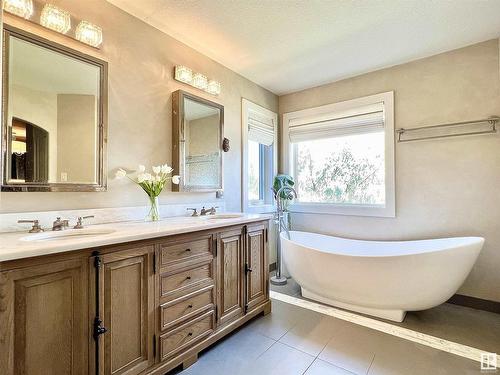 959 Lamb Crescent, Edmonton, AB - Indoor Photo Showing Bathroom