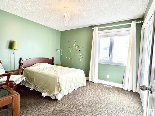 959 Lamb Crescent, Edmonton, AB - Indoor Photo Showing Bedroom