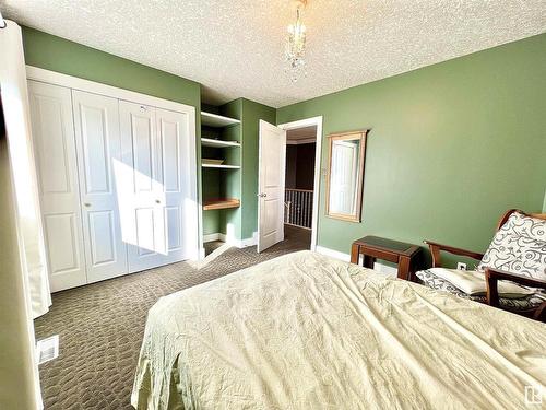 959 Lamb Crescent, Edmonton, AB - Indoor Photo Showing Bedroom