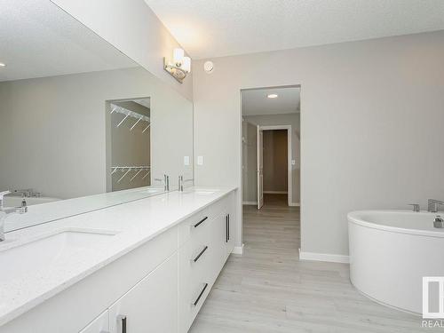 651 Kinglet Boulevard, Edmonton, AB - Indoor Photo Showing Bathroom