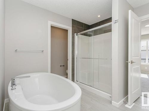 651 Kinglet Boulevard, Edmonton, AB - Indoor Photo Showing Bathroom