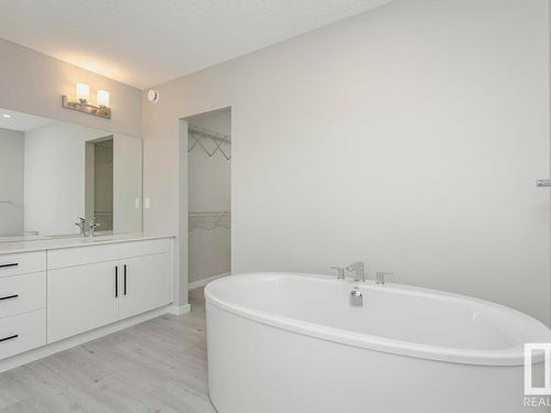 651 Kinglet Boulevard, Edmonton, AB - Indoor Photo Showing Bathroom