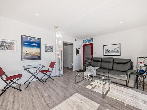 9831 83 Avenue, Edmonton, AB - Indoor Photo Showing Living Room