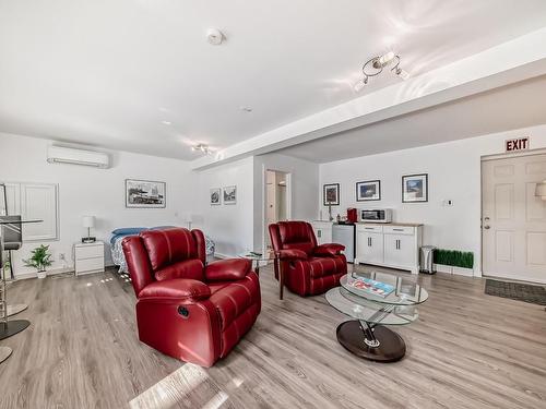 9831 83 Avenue, Edmonton, AB - Indoor Photo Showing Living Room