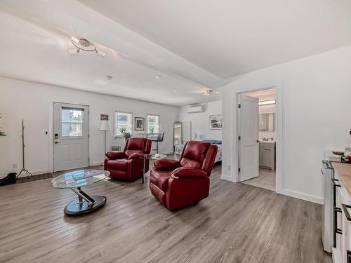 9831 83 Avenue, Edmonton, AB - Indoor Photo Showing Living Room