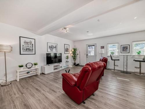 9831 83 Avenue, Edmonton, AB - Indoor Photo Showing Living Room