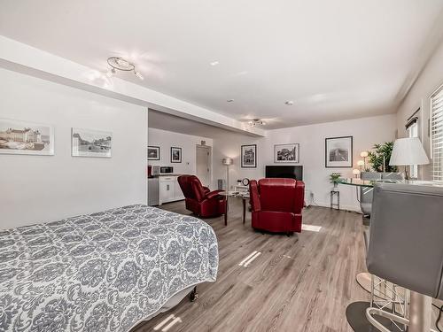 9831 83 Avenue, Edmonton, AB - Indoor Photo Showing Bedroom