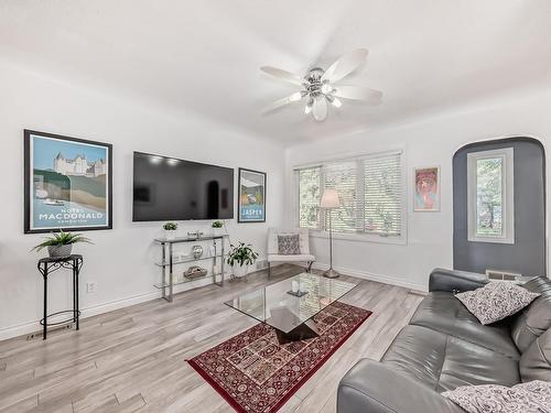 9831 83 Avenue, Edmonton, AB - Indoor Photo Showing Living Room