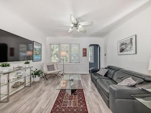 9831 83 Avenue, Edmonton, AB - Indoor Photo Showing Living Room