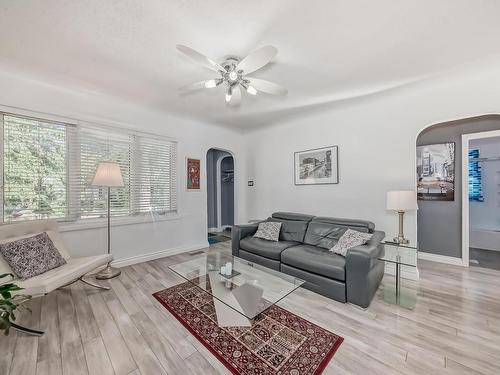 9831 83 Avenue, Edmonton, AB - Indoor Photo Showing Living Room