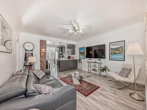 9831 83 Avenue, Edmonton, AB - Indoor Photo Showing Living Room