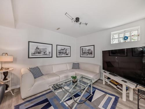 9831 83 Avenue, Edmonton, AB - Indoor Photo Showing Living Room