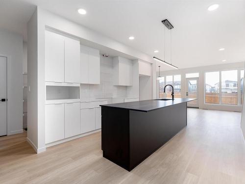 424 33 Street, Edmonton, AB - Indoor Photo Showing Kitchen With Upgraded Kitchen