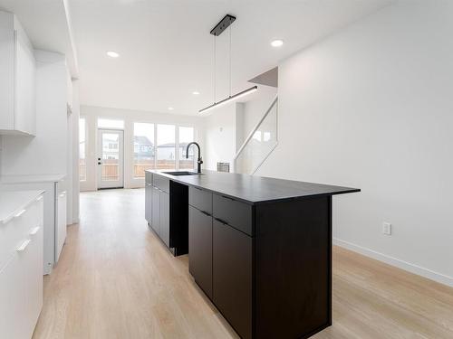 424 33 Street, Edmonton, AB - Indoor Photo Showing Kitchen