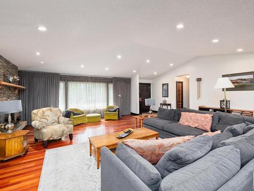 16 Quesnell Crescent, Edmonton, AB - Indoor Photo Showing Living Room