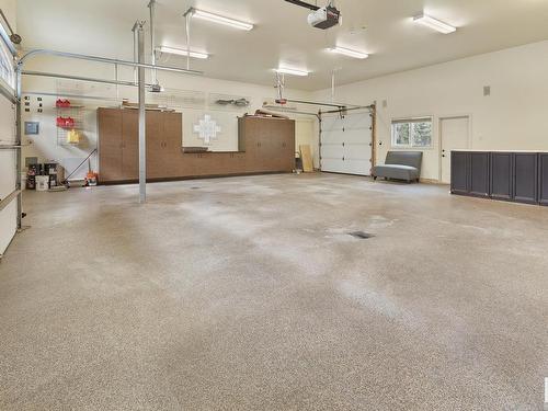 16 Wedgewood Crescent, Edmonton, AB - Indoor Photo Showing Garage