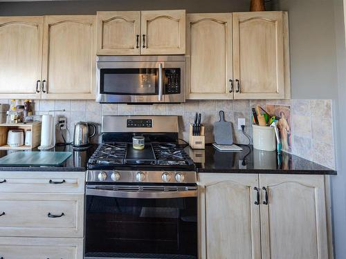 76 Dalquist Bay, Leduc, AB - Indoor Photo Showing Kitchen