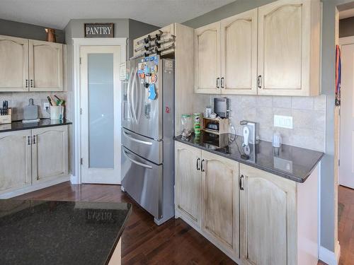 76 Dalquist Bay, Leduc, AB - Indoor Photo Showing Kitchen