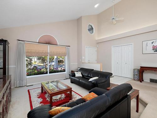 253 Heagle Crescent, Edmonton, AB - Indoor Photo Showing Living Room