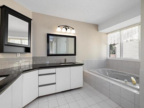 253 Heagle Crescent, Edmonton, AB - Indoor Photo Showing Bathroom