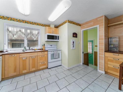 3158 78 St Street Nw, Edmonton, AB - Indoor Photo Showing Kitchen