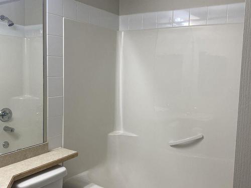 122 9525 162 Avenue, Edmonton, AB - Indoor Photo Showing Bathroom