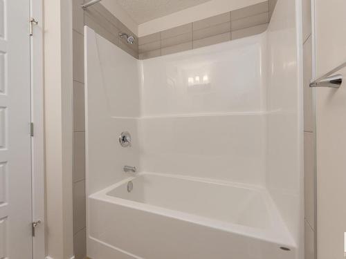 22419 88 Avenue, Edmonton, AB - Indoor Photo Showing Bathroom