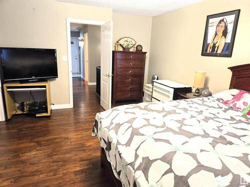 212 Ferguson Place, Edmonton, AB - Indoor Photo Showing Bedroom