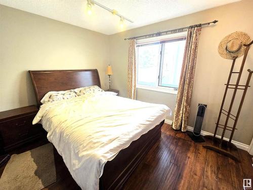 212 Ferguson Place, Edmonton, AB - Indoor Photo Showing Bedroom