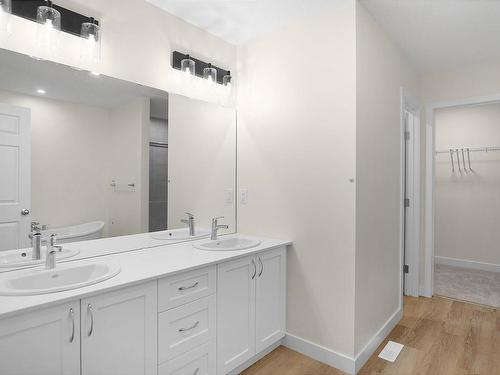 1615 11 Avenue, Edmonton, AB - Indoor Photo Showing Bathroom