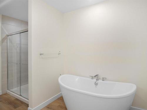 1615 11 Avenue, Edmonton, AB - Indoor Photo Showing Bathroom