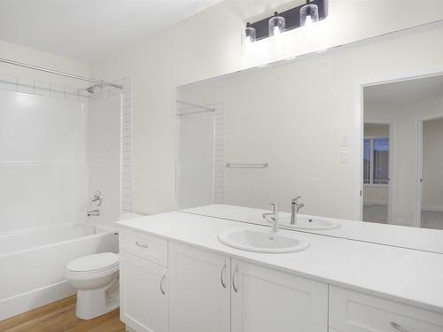 1615 11 Avenue, Edmonton, AB - Indoor Photo Showing Bathroom