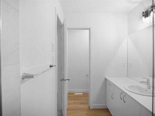 1233 16A Avenue, Edmonton, AB - Indoor Photo Showing Bathroom