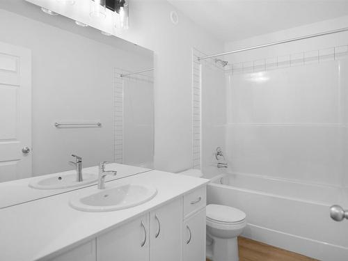 1233 16A Avenue, Edmonton, AB - Indoor Photo Showing Bathroom