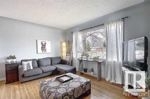 8943 95 Avenue, Edmonton, AB - Indoor Photo Showing Living Room