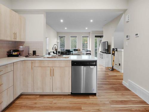 15 1051 Graydon Hill Boulevard, Edmonton, AB - Indoor Photo Showing Kitchen