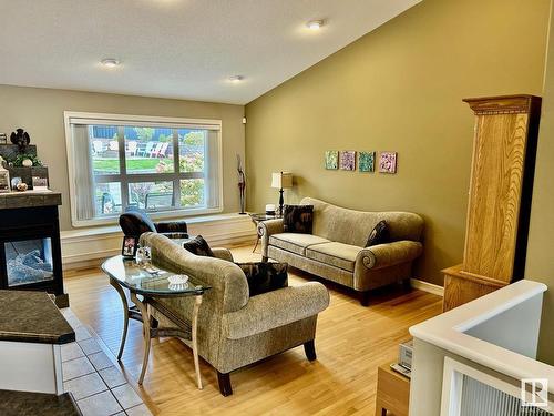 928 Thompson Place, Edmonton, AB - Indoor Photo Showing Living Room