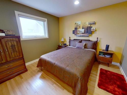 928 Thompson Place, Edmonton, AB - Indoor Photo Showing Bedroom