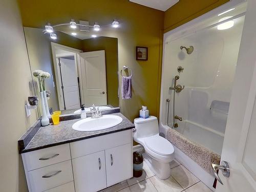 928 Thompson Place, Edmonton, AB - Indoor Photo Showing Bathroom