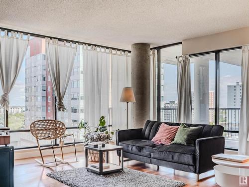 902 11933 Jasper Avenue, Edmonton, AB - Indoor Photo Showing Living Room